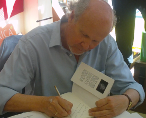 Julio Nadal, firmando su  libro 'Un rato con Berta'