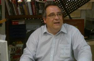 Ismael Bonet, más de 41 años trabajando de librero